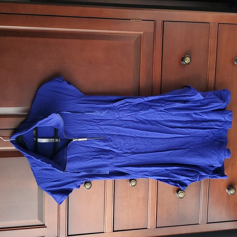 Kensi-blue short sleeve dress with pockets. 95% Viscose and 5% Elastane. Small.